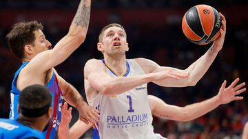 Real Madrid's Fabien Causeur (R) fights for the ball with Barcelona's Nicolas Laprovittola during the EuroLeague Final Four Semi-final match between FC Barcelona and Real Madrid at the Stark Arena in Belgrade on May 19, 2022. (Photo by Pedja Milosavljevic / AFP)