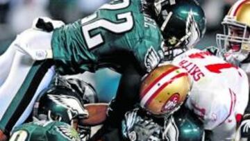 <b>CHOQUE DE TRENES. </b>El impacto es tremendo pese a que los jugadores utilizan casco.