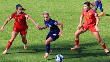 Netherlands' midfielder #14 Jackie Groenen fights for the ball with Spain's midfielder #06 Aitana Bonmati and Spain's forward #08 Mariona Caldentey during the Australia and New Zealand 2023 Women's World Cup quarter-final football match between Spain and the Netherlands at Wellington Stadium on August 11, 2023. (Photo by Grant Down / AFP)