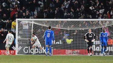 Los jugadores del Albacete celebran el tercer gol de su equipo durante el partido de octavos de final de la Copa del Rey que Albacete Balompié y Real Madrid han disputado este miércoles en el estadio Carlos Belmonte.