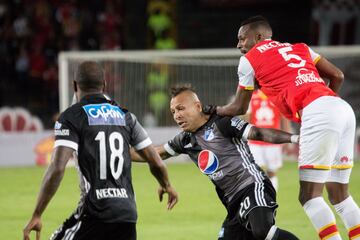 Santa Fe y Millonarios se enfrentaron en el estadio El Campín por la décima fecha de la Liga Águila II-2017, jornada de clásicos regionales en el fútbol colombiano.