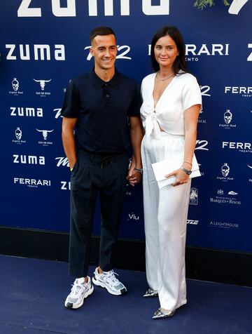 Lucas Vázquez junto a su mujer Macarena Rodríguez.