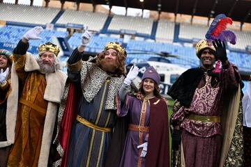 Los Reyes Magos han llegado a Zaragoza en un helicóptero de la Policía Nacional al estadio de La Romareda.