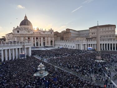 Miles de personas se congregan en la plaza de San Pedro para conocer al Pontífice y presenciar su saludo desde el balcón