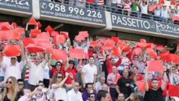 <b>CONTRA LOS ÁRBITROS. </b>La afición del Granada mostró su malestar tras el partido ante el Barça B.