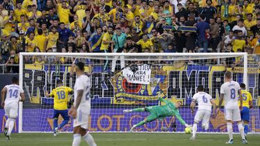 Lunin detiene el penalti lanzado por Negredo durante el Cádiz-Real Madrid del pasado domingo.
