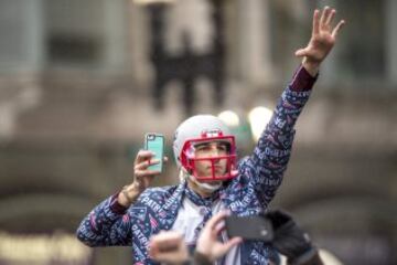 Un aficionado saluda a los jugadores durante el desfile de la victoria de los Patriots.