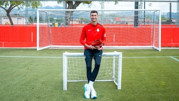 El portero eslovaco del RCD Mallorca, Dominik Greif, con la 'Bota Vermella' que otorgan las Peñas Mallorquinistas al jugador más destacado de la temporada.