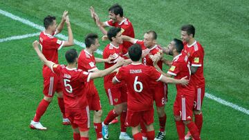 Rusia gana sin apuros en el debut y Marinovic evita una goleada