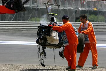 El polaco salió milagrosamente ileso tras sufrir un accidente en el GP de Canadá en 2007. Kubica perdió el control tras impactar con Trulli a unos 230 km/h. Su BMW se elevó ligeramente, chocó contra el muro y cruzó la pista dando varias vueltas de campana para terminar en la escapatoria volcado sobre el lado derecho. Únicamente se fracturó la pierna derecha.