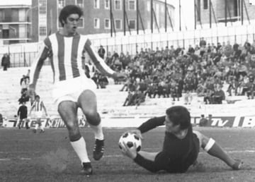 Rodrí se arroja a los pies de Causanilles en un Córdoba-Sevilla de 1972