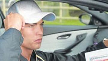 <b>EN SU CASA. </b>Cristiano recibió de manos de AS la portada del 23 de enero en la que él es protagonista.