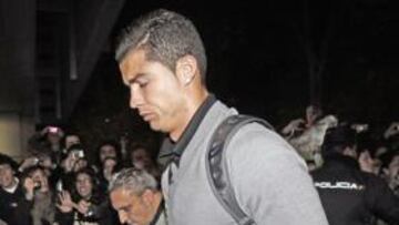 <b>ÍDOLOS. </b>Más de un centenar de aficionados recibieron al Madrid en Sevilla. Cristiano, el más aclamado.