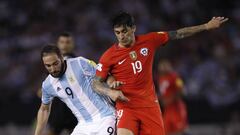 El chileno Pablo Hern&aacute;ndez pelea por un bal&oacute;n con el argentin Gonzalo Higua&iacute;n. 