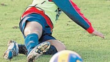 <b>AGUERRIDO. </b>Diego Castro se tira al césped para intentar alcanzar él balón en un entrenamiento.