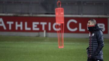 Gaizka Garitano, durante el entrenamiento de Lezama.