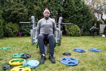 El lanzador Malachowski, entrenando para Tokio 2020 en su jardín