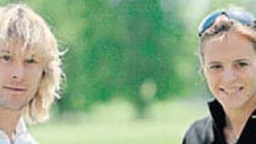 <b>NUEVA CASA. </b>Manaudou posa con Nedved tras llegar ayer a Turín.