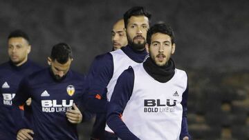 Entrenamiento del Valencia con Parejo al frente.