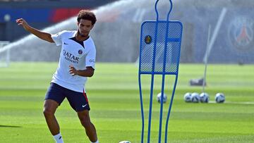 Warren Zaïre-Emery durante un entrenamiento con el PSG.