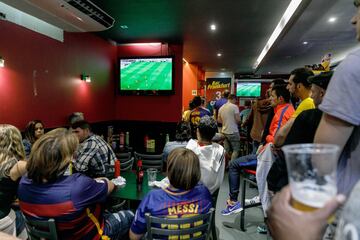 Los aficionados viendo el partido en un bar. 