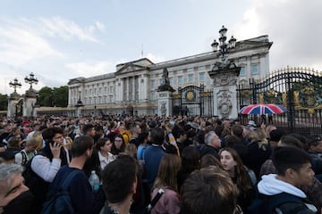 Members of the public gather outside Buckingham Palace following the announcement of the death of Queen Elizabeth II, 8 September 2022.