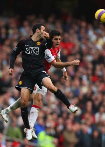 Fábregas lucha un balón con Ryan Giggs.