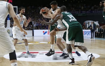 Felipe Reyes con el bal¨®n.