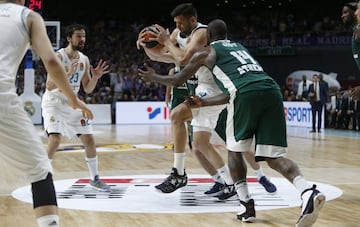 Felipe Reyes con el balón. 