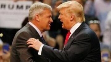 Rex Ryan saludando a Donald Trump en un mitin en Buffalo.