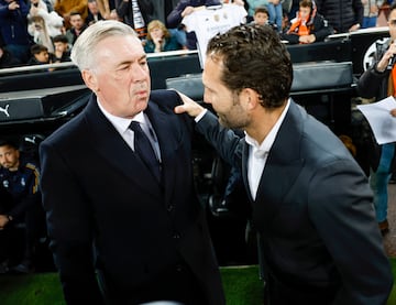 Carlo Ancelotti y Rubén Baraja, entrenadores del Real Madrid y Valencia.