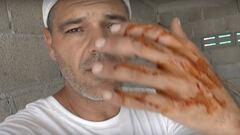 El presentador Frank Cuesta es atacado por una pit&oacute;n. Imagen: YouTube