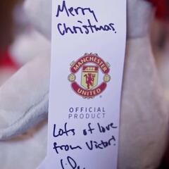 Manchester United visits children’s hospitals before Christmas