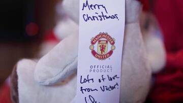 The men and women of Manchester United honored their annual tradition of bringing gifts and smiles to the children in local hospitals across Greater Manchester.