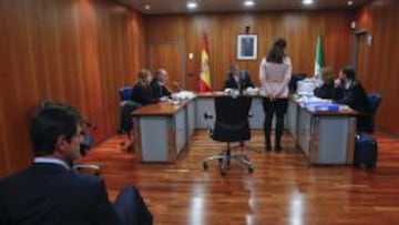Imágenes de la vista previa del juicio entre el Málaga y la empresa hotelera BlueBay.