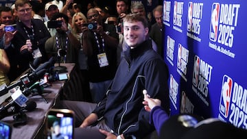 Cooper Flagg atiende a los medios en Nueva York, antes del draft 2025 de la NBA.