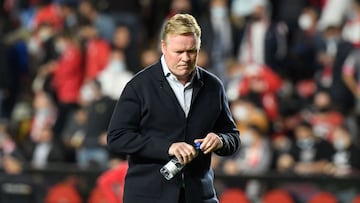 Barcelona's Dutch coach Ronald Koeman reacts during the Spanish League football match between Rayo Vallecano de Madrid and FC Barcelona at the Vallecas stadium in Madrid on October 27, 2021. (Photo by OSCAR DEL POZO / AFP)