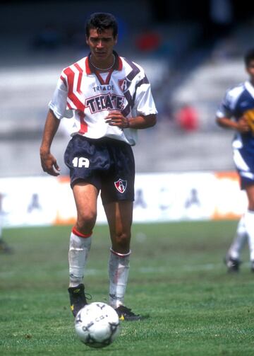 5 | Debutó profesionalmente el 6 de marzo de 1994 con el Atlas de Guadalajara de Marcelo Bielsa, sin lugar a dudas, Borgetti se consagró como uno de los grandes delanteros mexicanos, incluso por mucho tiempo fue el máximo anotador del Tri, con 46 goles y se caracterizó por su preciso remate de cabeza y su gran visión de campo