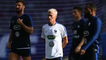 Deschamps, dirigiendo el entrenamiento de Francia.