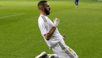 Benzema, delantero francés del Real Madrid, celebra su primer gol al Eibar en Ipurua.