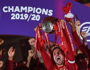 El capitán del Liverpool Jordan Henderson fue le encargado de levantar el ansiado trofeo. 