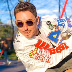 Lorenzo se sube a su 'nueva moto'