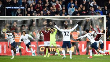 Paris Saint-Germain's French midfielder Blaise Matuidi (1st-L) celebrates with his teammates after scoring the last goal of the French L1 football match between Metz (FCM) and Paris (PSG) on April 18, 2017 at Saint Symphorien stadium in Longeville-Les-Metz, eastern France. / AFP PHOTO / Jean Christophe VERHAEGEN