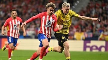 Dortmund's Norwegian defender #26 Julian Ryerson (R) fights for the ball with Atletico Madrid's French forward #07 Antoine Griezmann during the UEFA Champions League quarter final first leg football match between Club Atletico de Madrid and Borussia Dortmund at the Metropolitano stadium in Madrid on April 10, 2024. (Photo by JAVIER SORIANO / AFP)