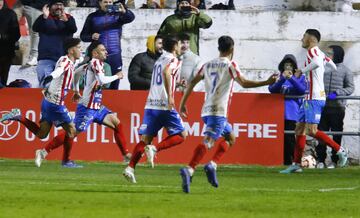 1-0. Sito Barrera celebra el primer gol que marca de penalti en el minuto 54 de partido.