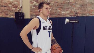 Luka Doncic posa con la camiseta de Dallas Mavericks.