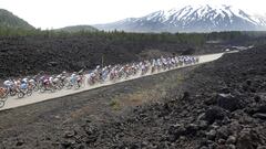 El pelot&oacute;n rueda camino del Etna en el Giro de Italia 2011.