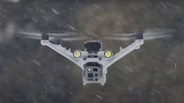 Dron volando mientras nieva en una estación de esquí de Japón.