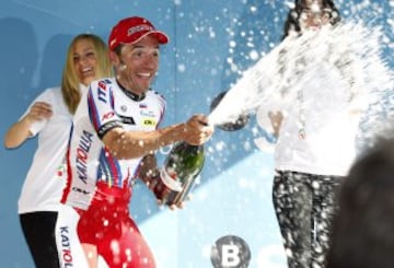 El ciclista Joaquín Rodríguez (ESP/Katusha) celebra su victoria de etapa, durante la tercera etapa de la 55 edición de la Vuelta al País Vasco, en la localidad guipuzcoana de Zumarraga.