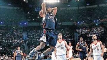 <b>MUCHOS VUELOS. </b>LeBron James se cuelga del aro en uno de los muchos mates que se vieron en el Thomas&Mack Center de Las Vegas.